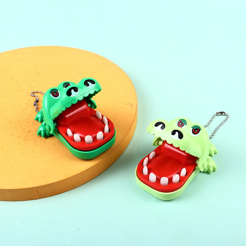 1pc Creative Small Crocodile Mouth Dentist Bite Finger Game Gags Toy With Keychain Tricky Color Random