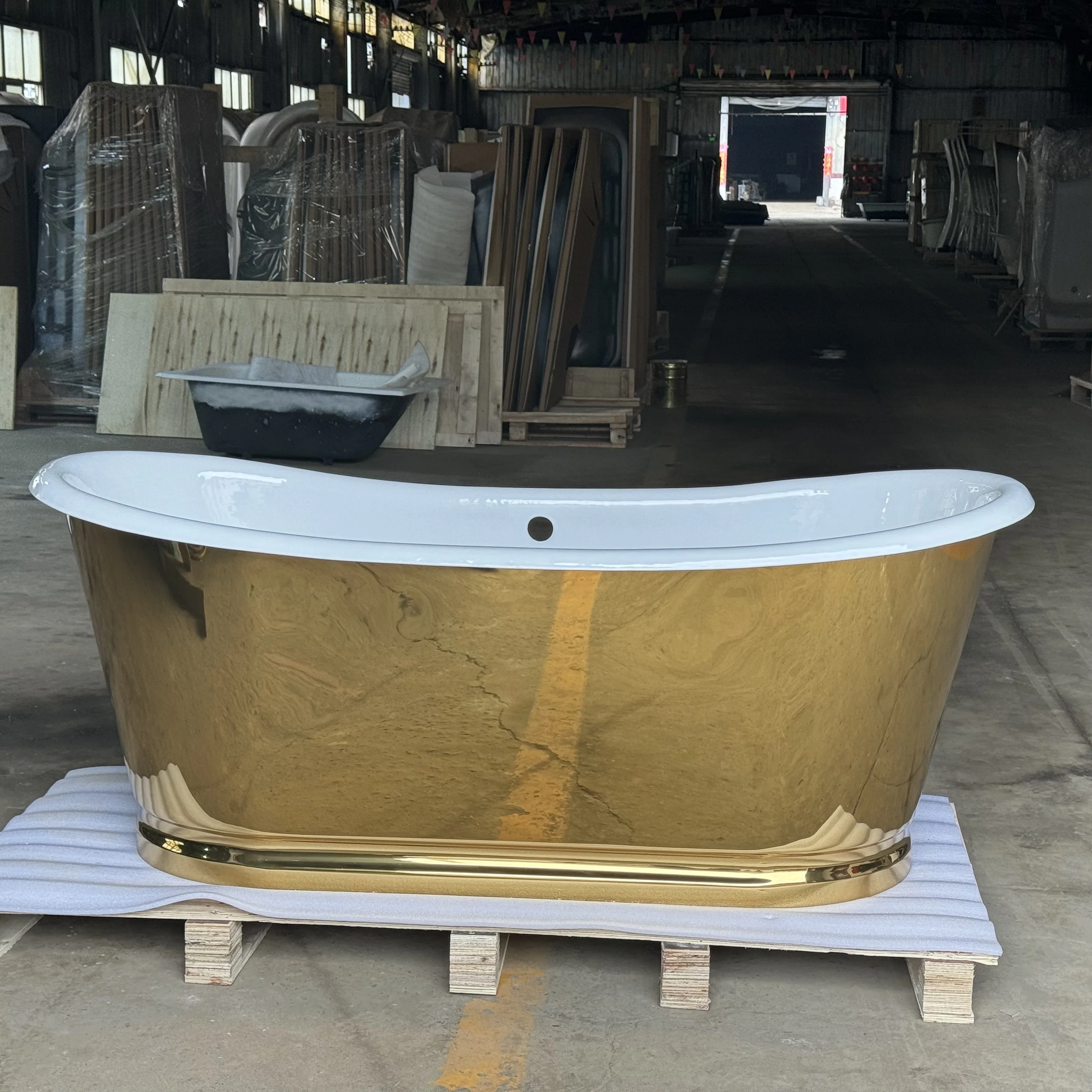 Spa Vintage Freestanding Cast Iron Bathtub Gold Mirror Finish with Drainer for Villa Indoor Soaking Hot Tub