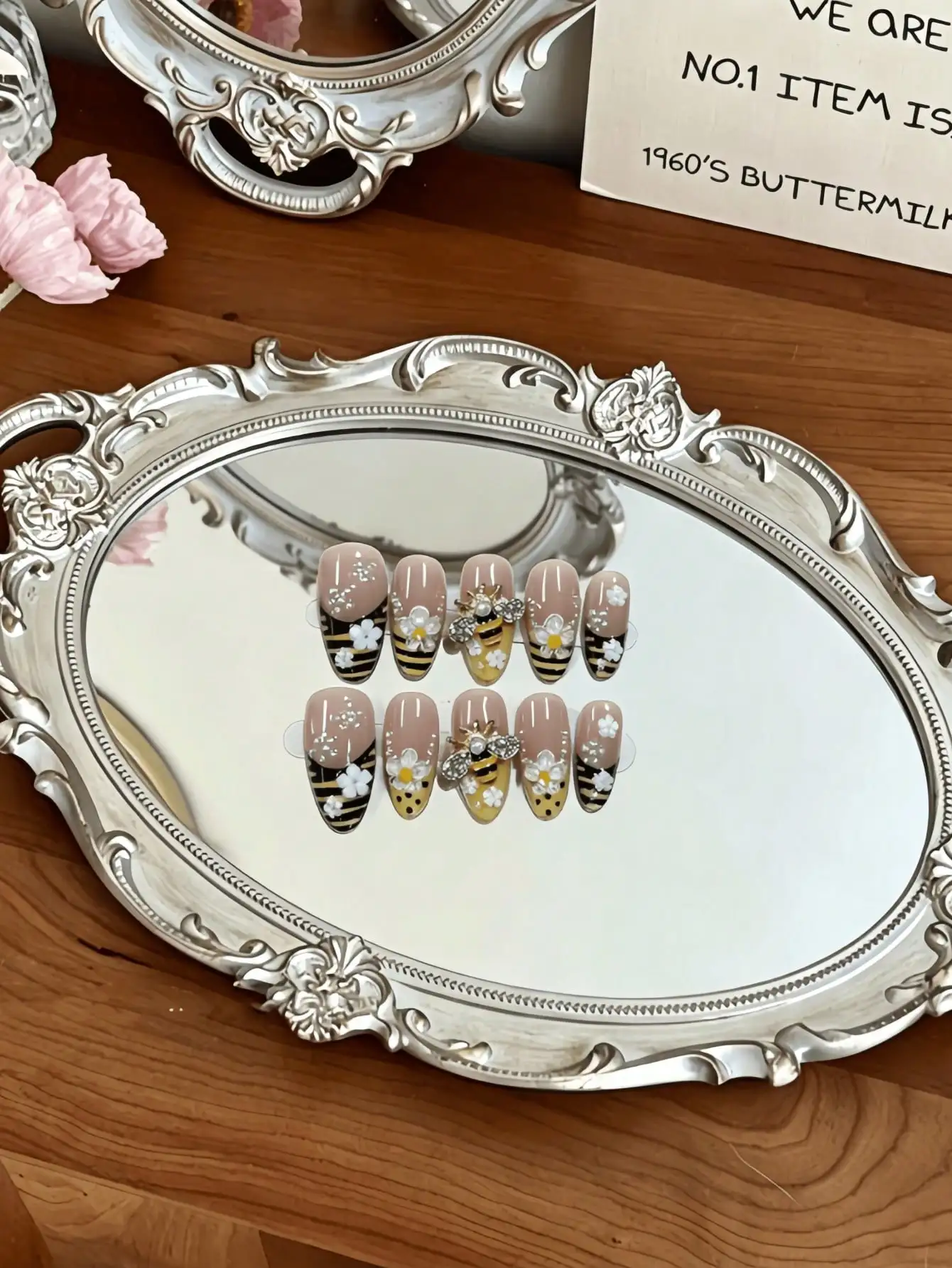 10 Pieces of Handmade Almond-Shaped Full-Cover Nail Tips, Medium Length, with Nude Yellow and Black Contrasting Stripes, Featuring 3D Rhinestone Bee, Small Daisy, and Pearl Decorations, in a Lively, Cute, and Sweet Cool Style, Suitable for Women and Girls, Perfect for Summer Vacations, Graduation Season, and as a Gift, Comes with 1 Piece of Jelly Glue and 1 Nail File