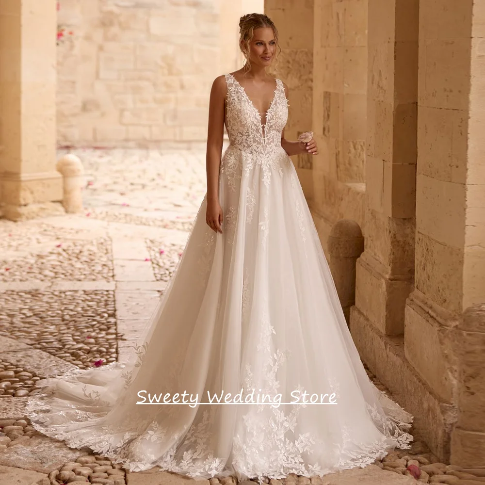 

Exquisite Lace Wedding Dress Customized Sleeveless V Neck Applique See Through Back Zipper Sweep Train Bride Bridal Gown