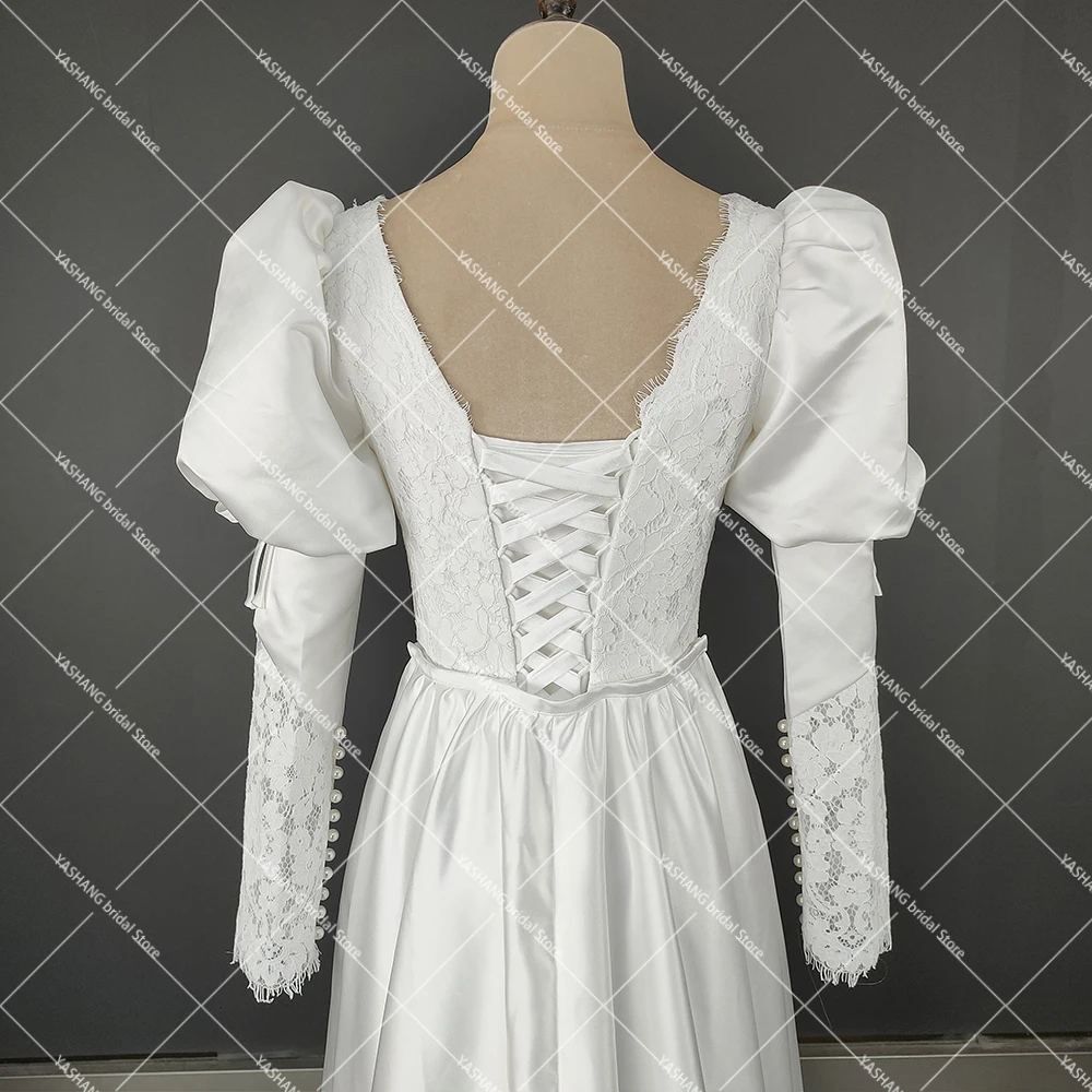 Maßgeschneiderte lange, klassische Brautkleider aus Satin mit Juliet-Ärmeln, quadratischer Ausschnitt, hoch-niedrige Spitze, Quasten, Korsettverschluss, Vintage-Brautkleid