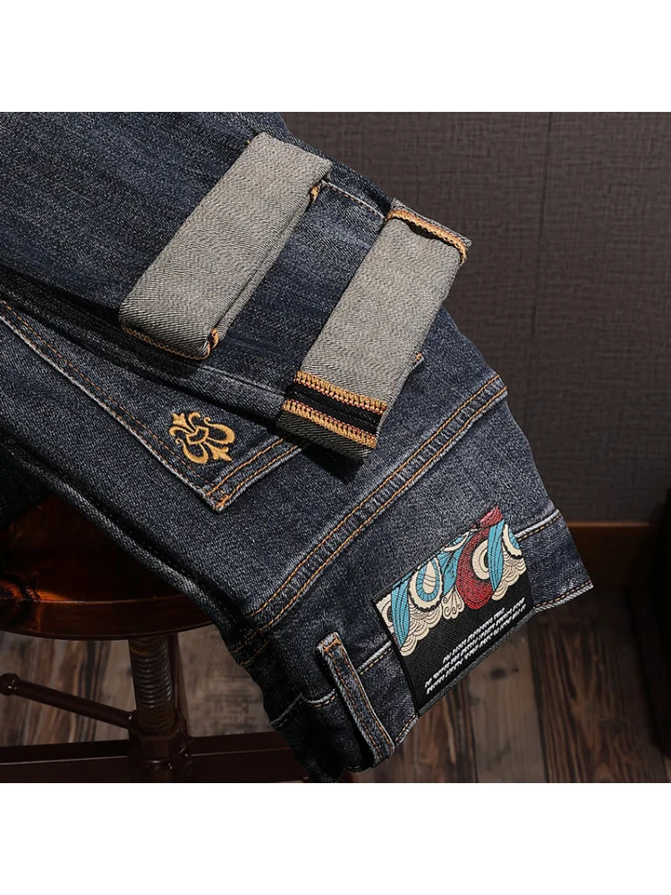 20252024 Nuevos pantalones vaqueros estampados bordados para hombres, pantalones largos rectos ajustados elásticos versátiles de moda de lujo ligero