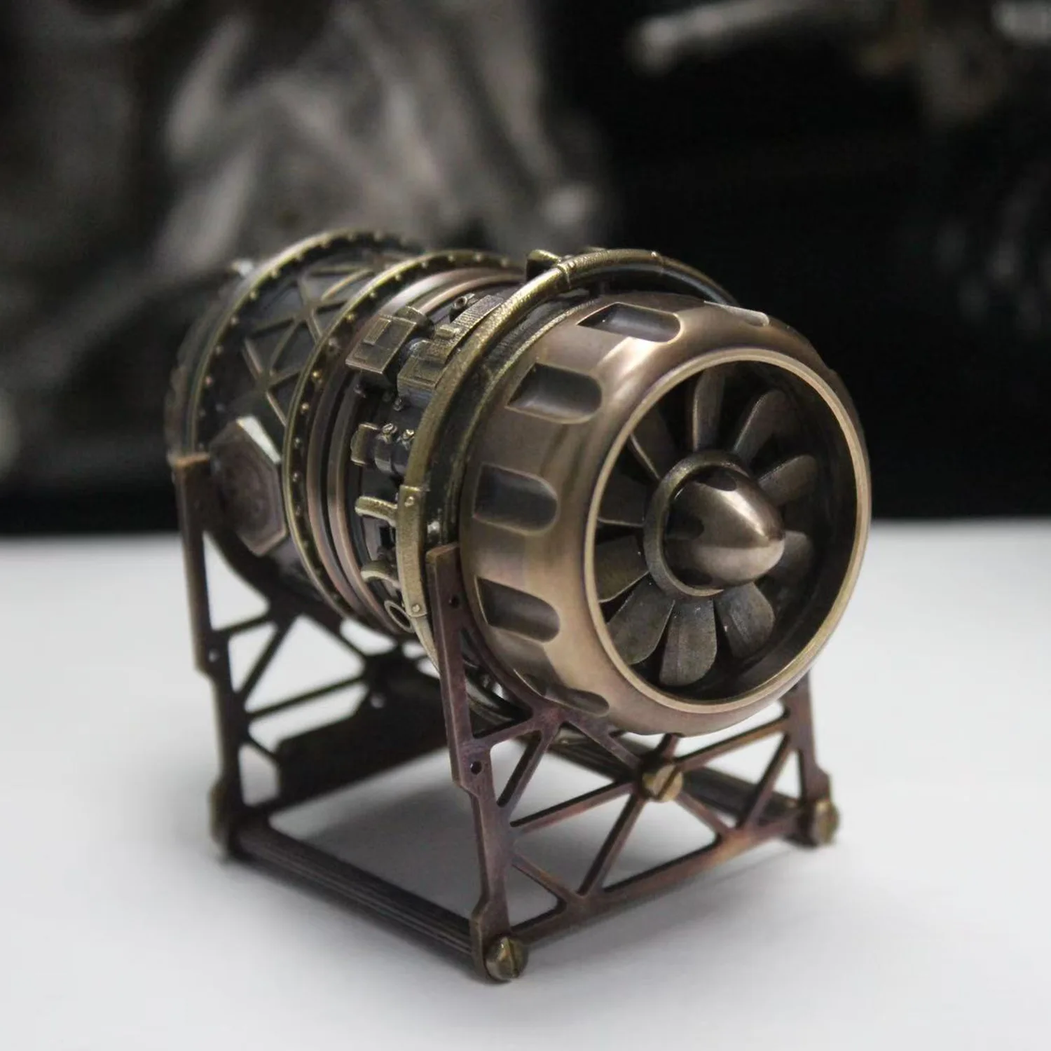 Steampunk Style Brass Oil Lighter Rare Cool Trench kerosenes Lighter Engine Creative Retro Gift Men Personality Lighter 77*40mm