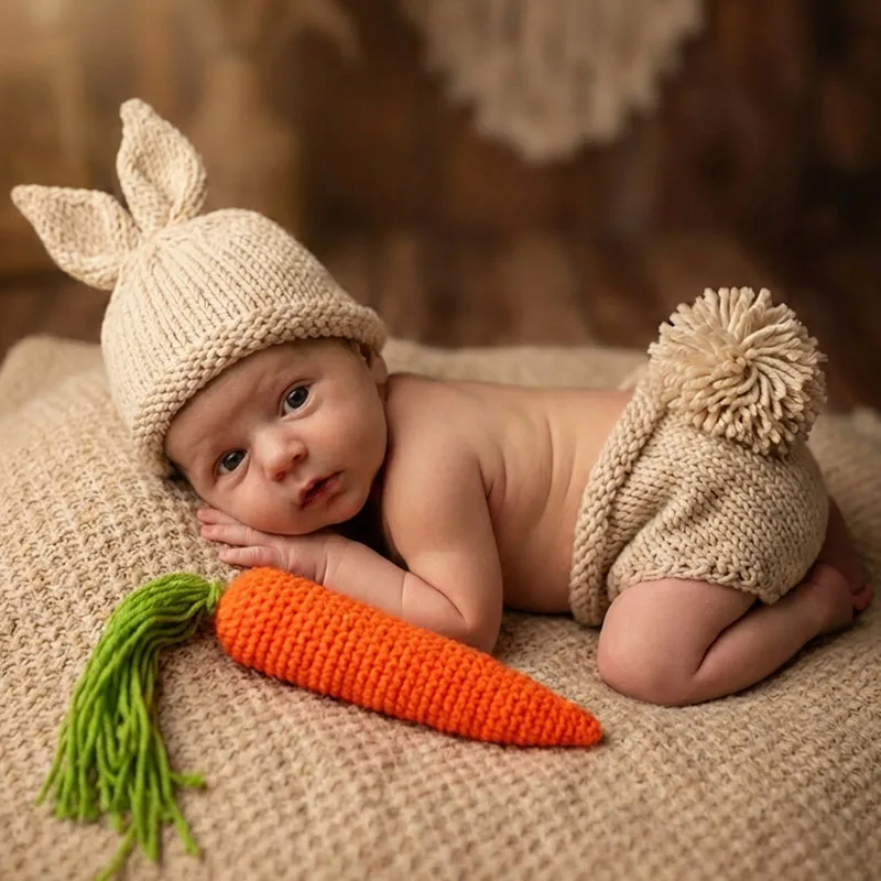 

Набор для фотосессии новорожденных: костюм кролика (3 предмета) – вязаная шапочка, шорты, игрушка-морковка. Одежда для фотосъемки младенцев.