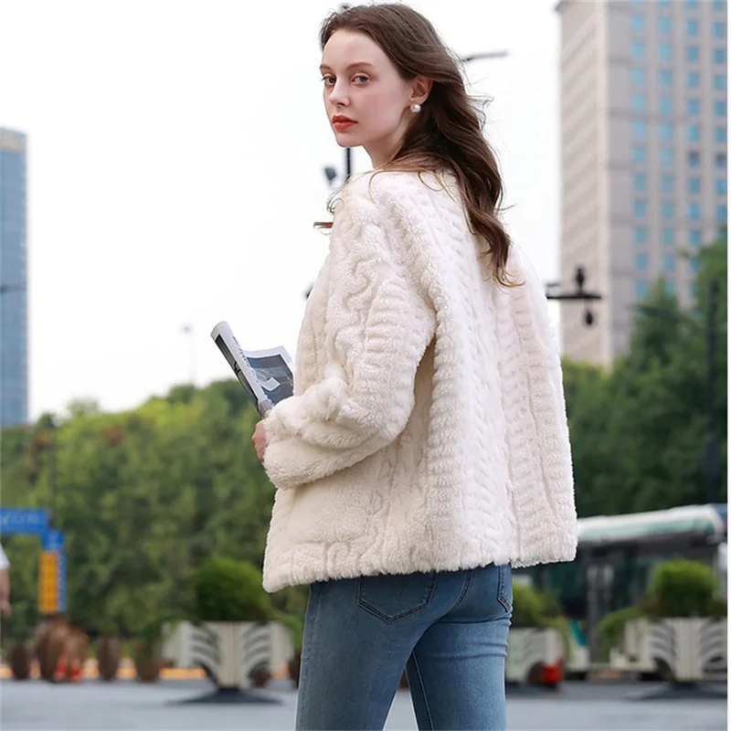 

Women's Outdoor Winterproof Fur Coat Premium Fleece Fur Winter Thermal Jacket Crewneck Design Comfortable Plush Coat