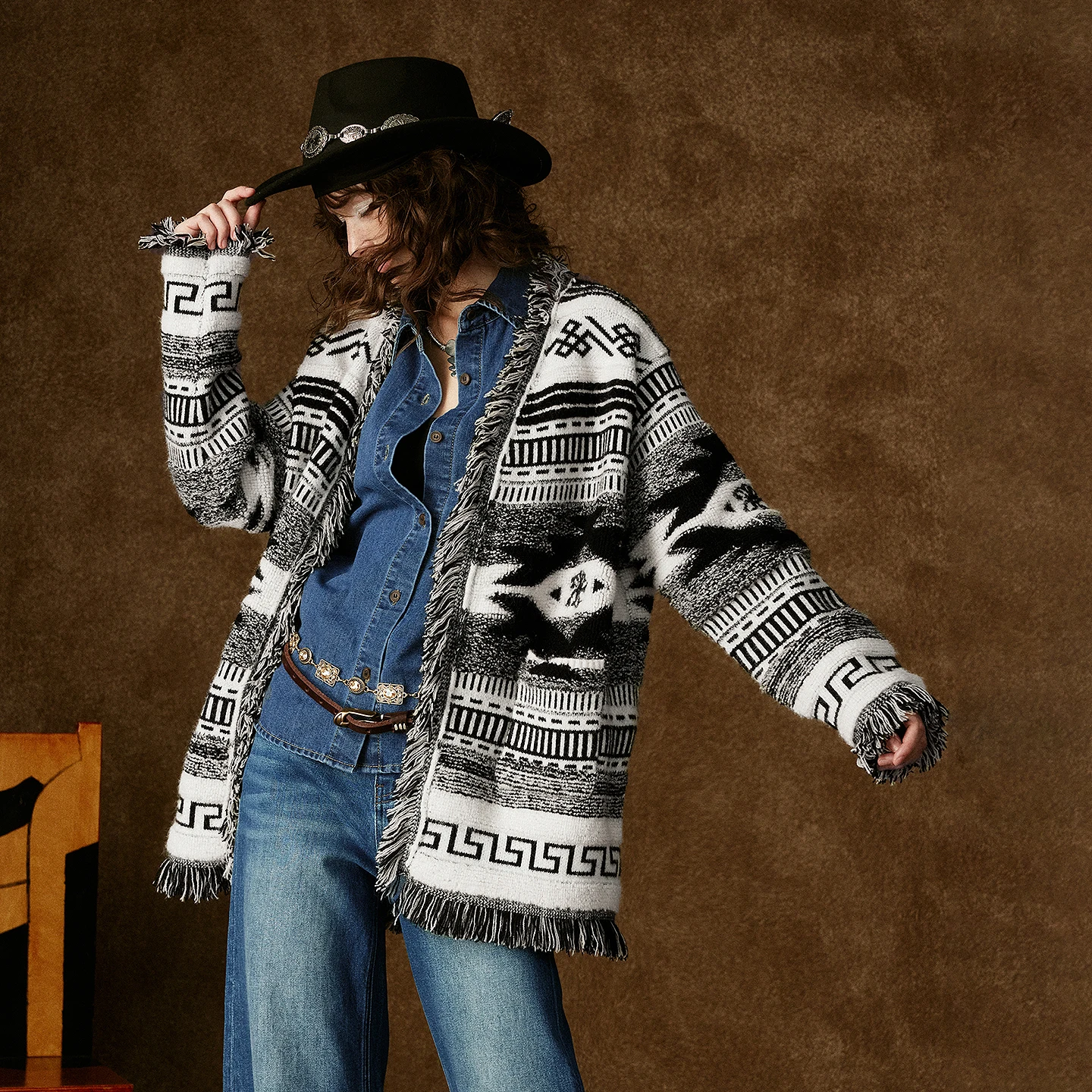 

TOYOUTH Women's Knitted Outerwear 2025 Winter New Nomadic Ethnic Style Tassel V-Neck Cardigan