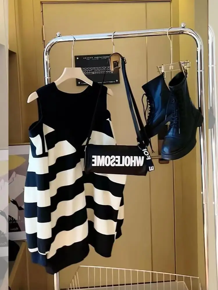 

Осенне-зимняя одежда больших размеров: свитшот средней длины с открытыми плечами, нейтральным полосатым дизайном и удлиненной спинкой (до ягодиц)