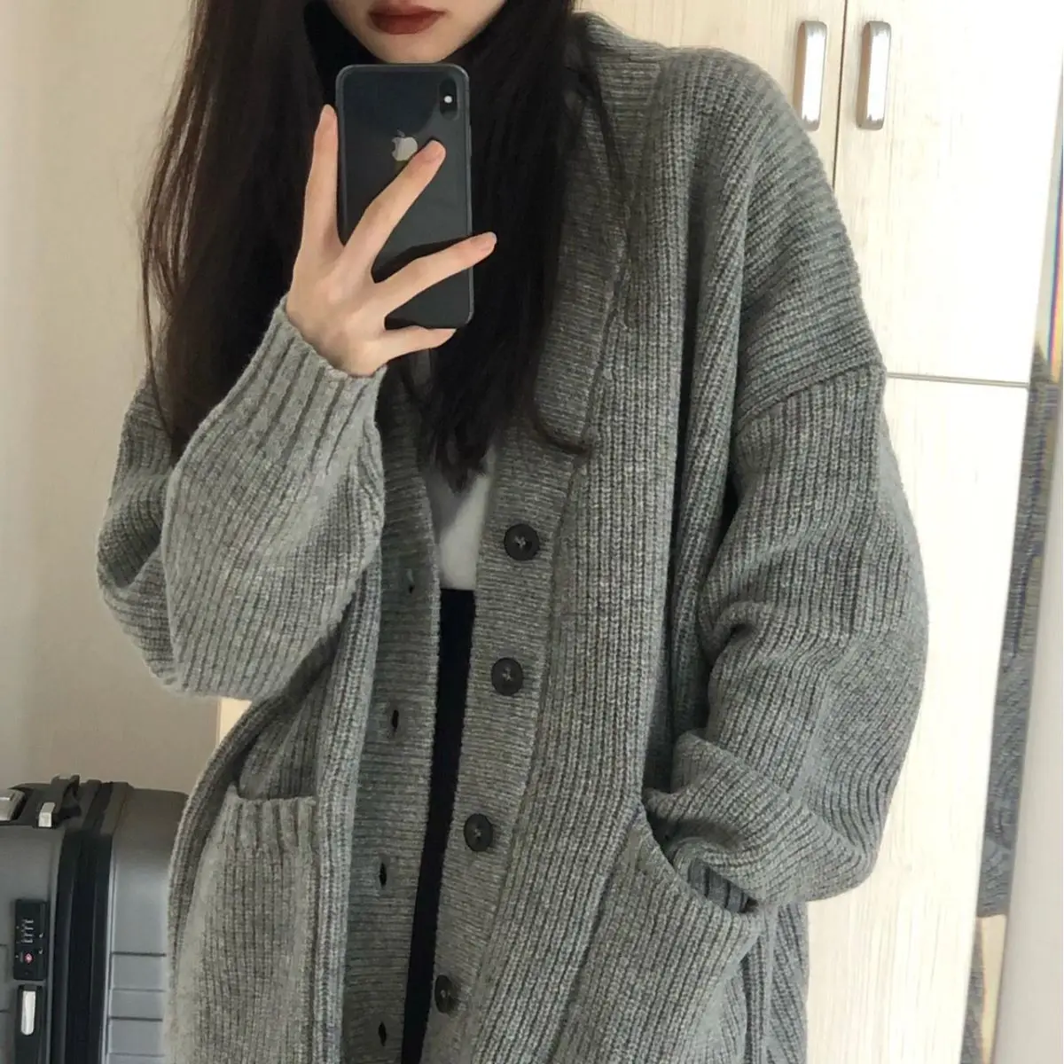 

Autumn and Winter New School Style Korean Style Loose and Laid-back V-neck Pocket Solid Color Knitted Cardigan Sweater in Stock