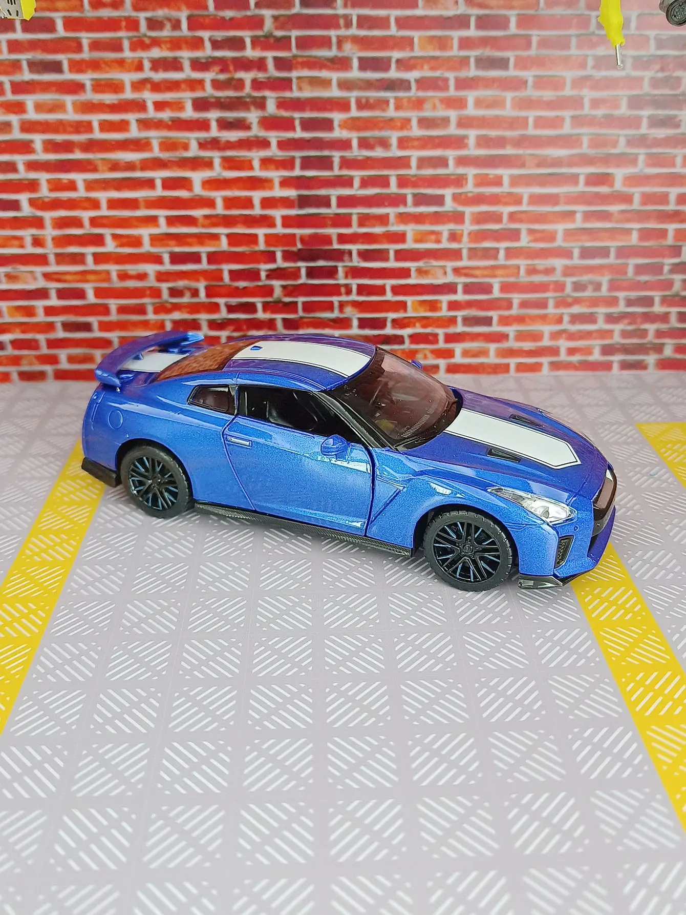 1:32 Nissan GTR R35 50th coche en miniatura de aleación de juguete fundido a presión Metal sonido y coche ligero juguetes para niños vehículo