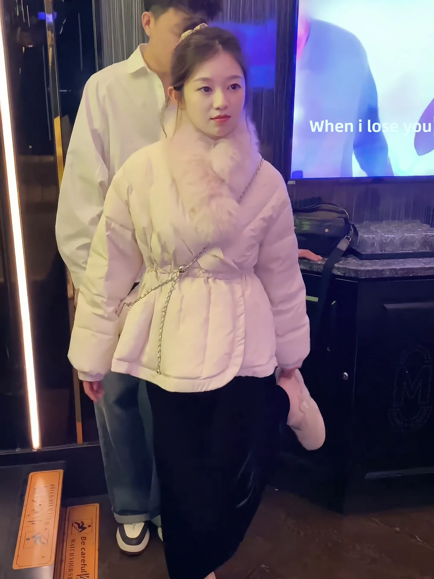 

Корейская короткая пуховая куртка для женщин: модная зимняя модель с меховым воротником, теплая, белая, на пуху, с утяжкой на талии, верхняя одежда