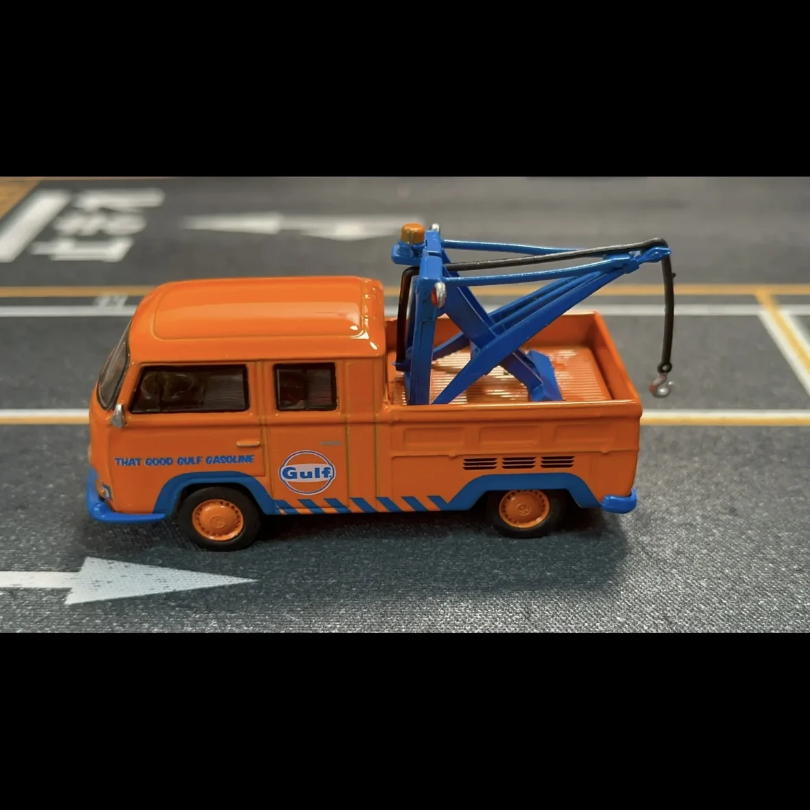 

greenlight 1: 64 1970 Volkswagen dual cab pickup truck with hook - Gulf Oil premium Gulf gasoline Collection of car models