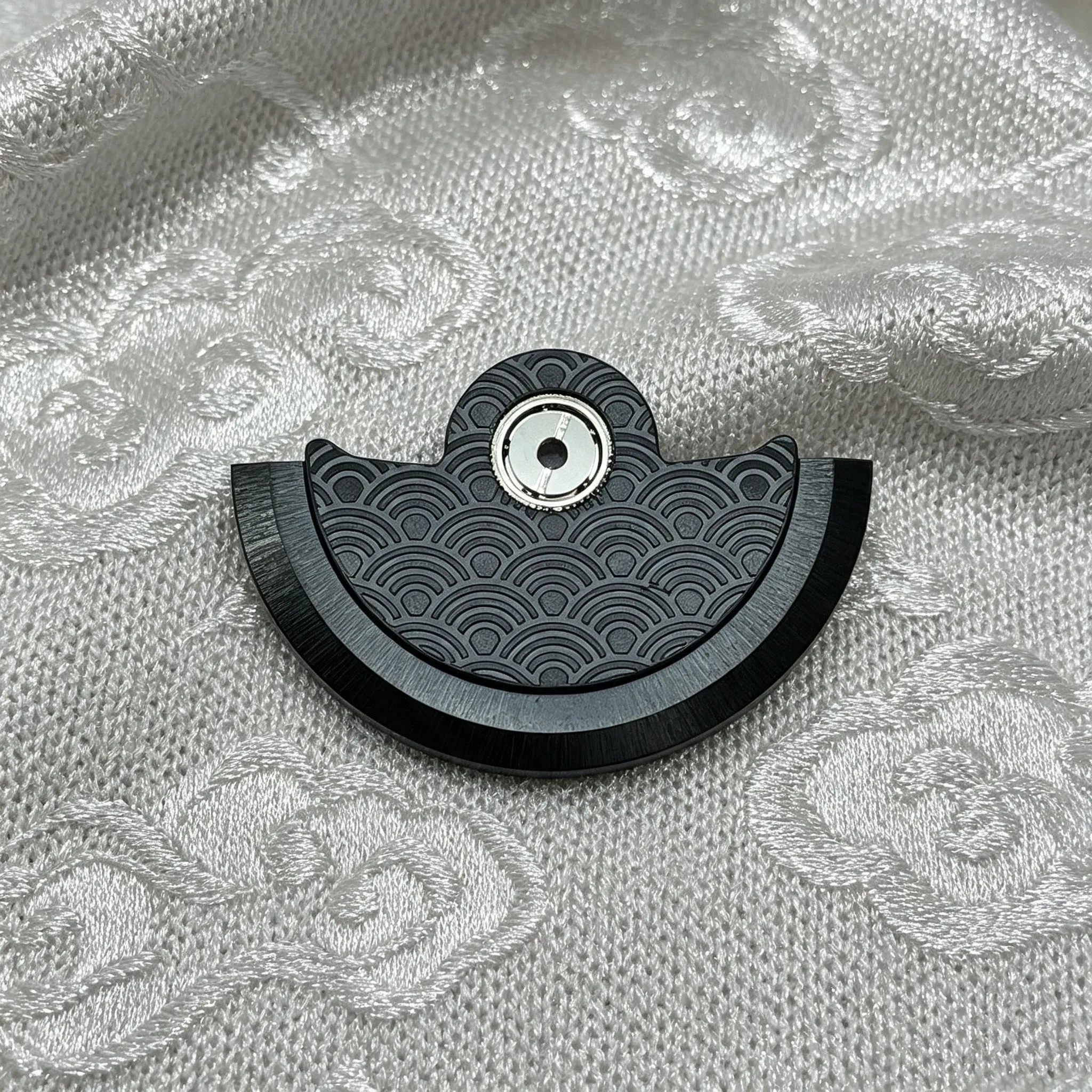 NH movement is equipped with an automatic rotor design featuring wave patterns fit with NH35/34/36/37/38 movement parts