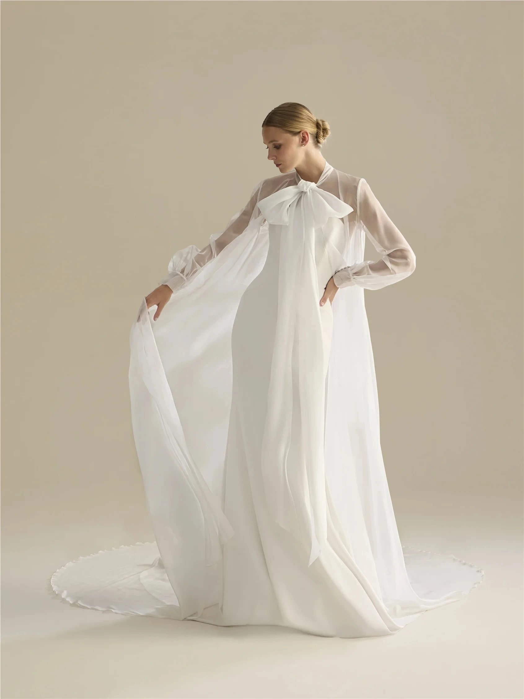 

Customized Organza Wedding Capes Full Sleeves Long Bride Coat with Big Bow Chapel Train Bridal Cloak Special Occasion Bolero