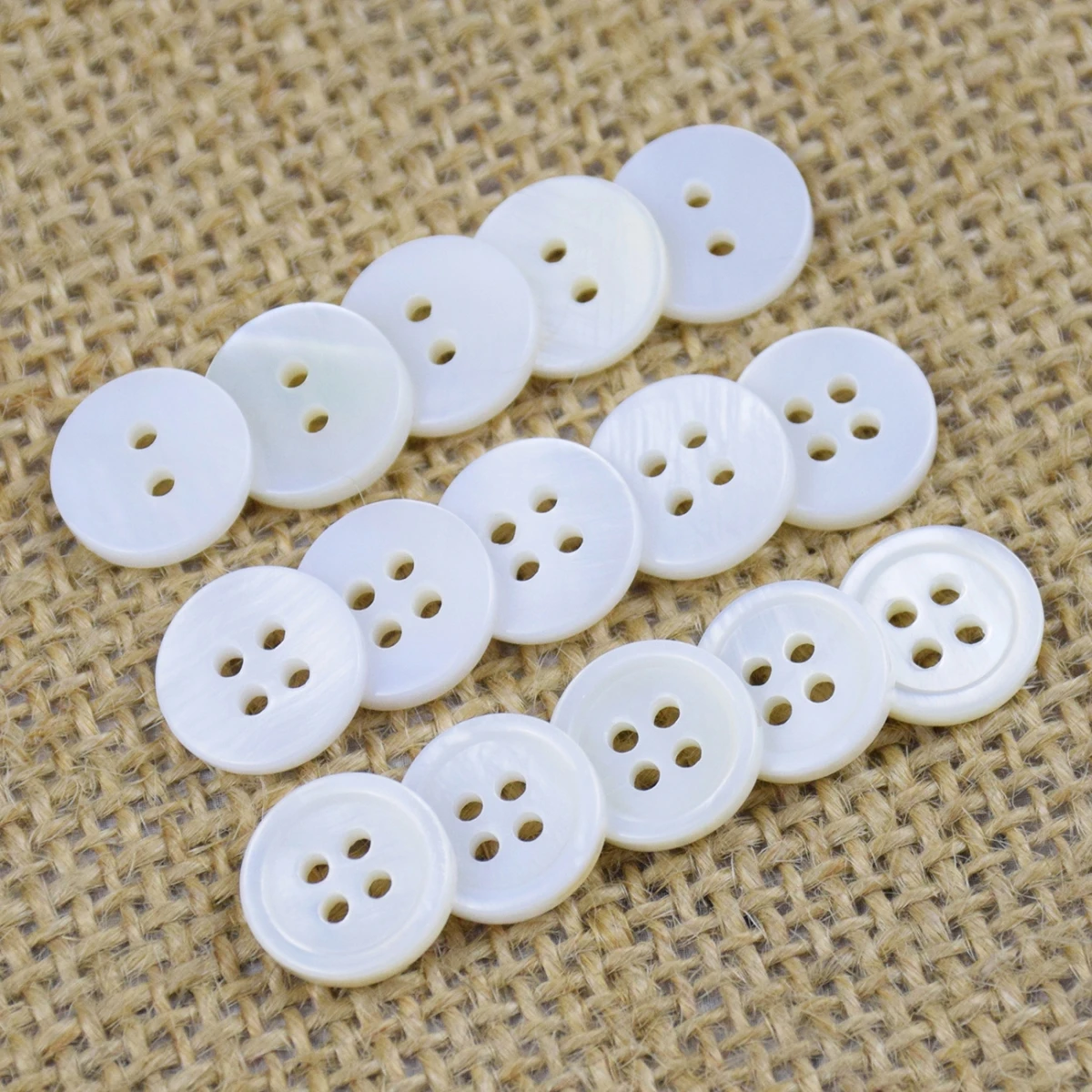 9-25mm Weiße Naturmuschelknöpfe mit 2/4 Löchern, Runde Muschel-Nähzubehörteile für Kleidung, Hemden, Handarbeiten, DIY-Bastelmaterialien – Detail 3