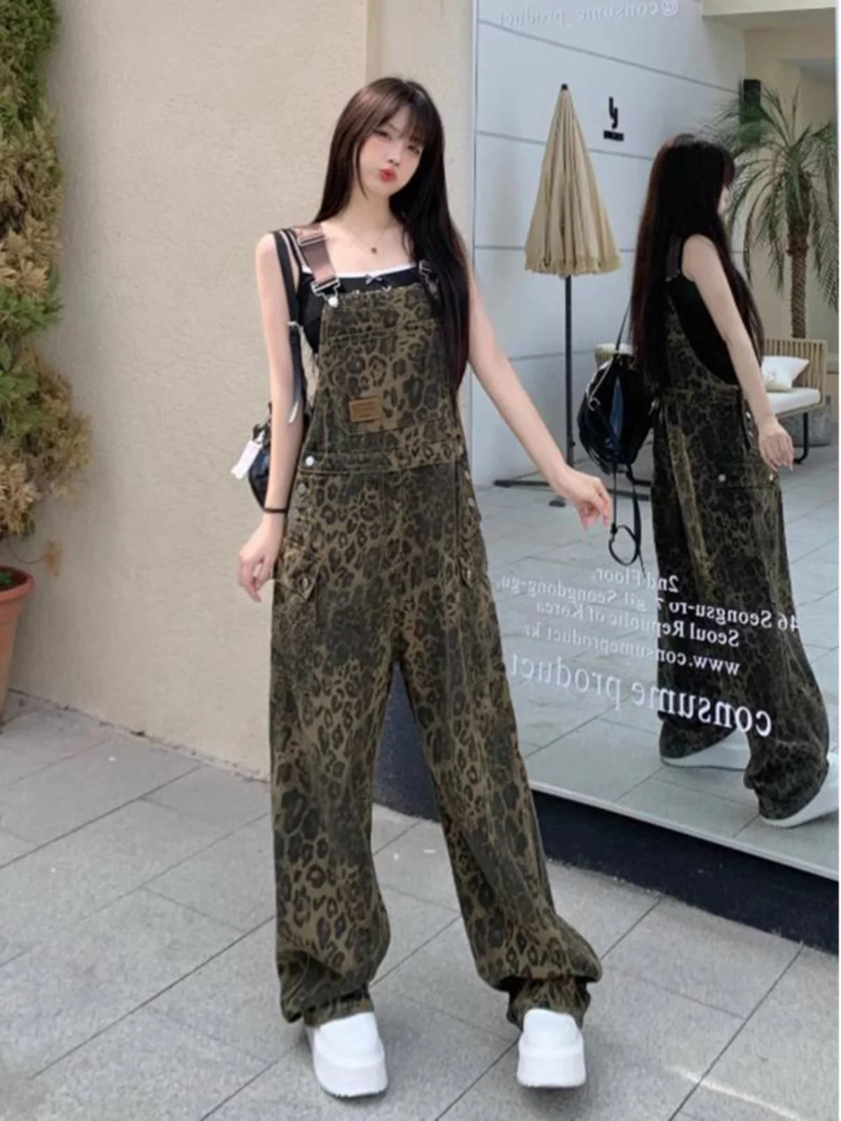 กางเกงยีนส์เอี๊ยมลายเสือดาวสไตล์อเมริกันย้อนยุค ทรงหลวม ขากว้าง สำหรับผู้หญิง แนวเวิร์คแวร์ ทันสมัย