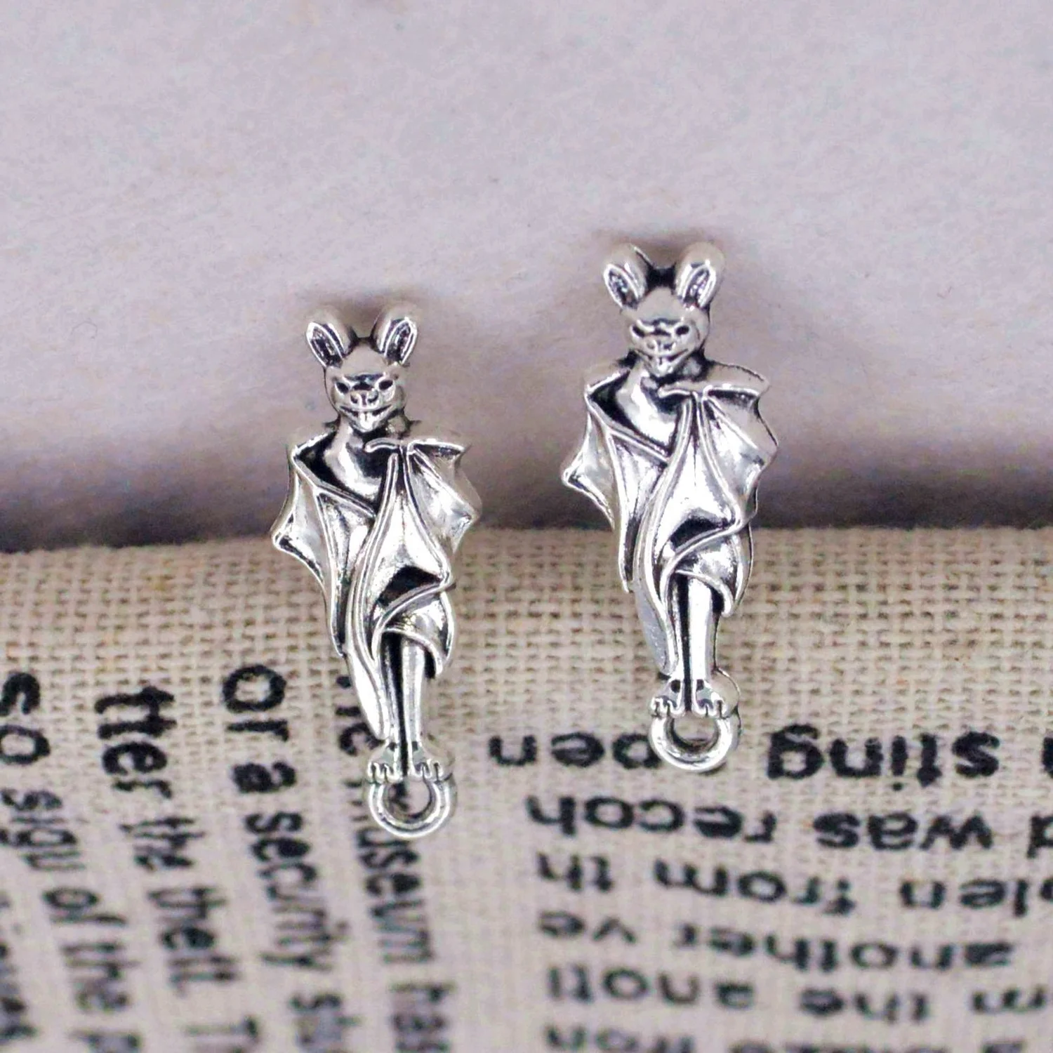 10 unids/lote 24*9mm encantos DIY espeluznantes de Halloween-colgantes de murciélago de plata antigua para fabricación de joyas góticas y suministros artesanales únicos