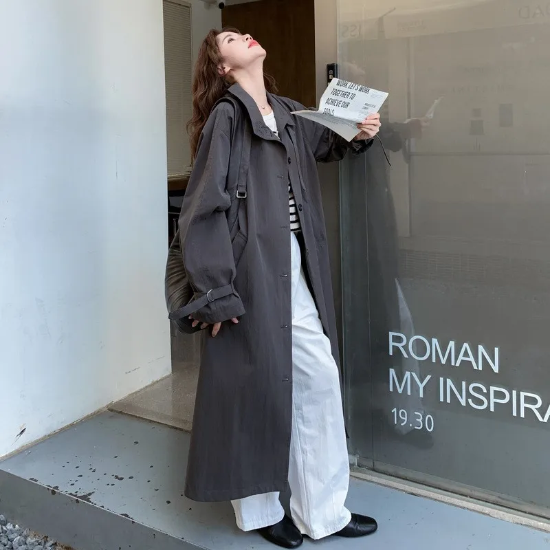 

A new youthful versatile comfortable and loose mid-length trench coat