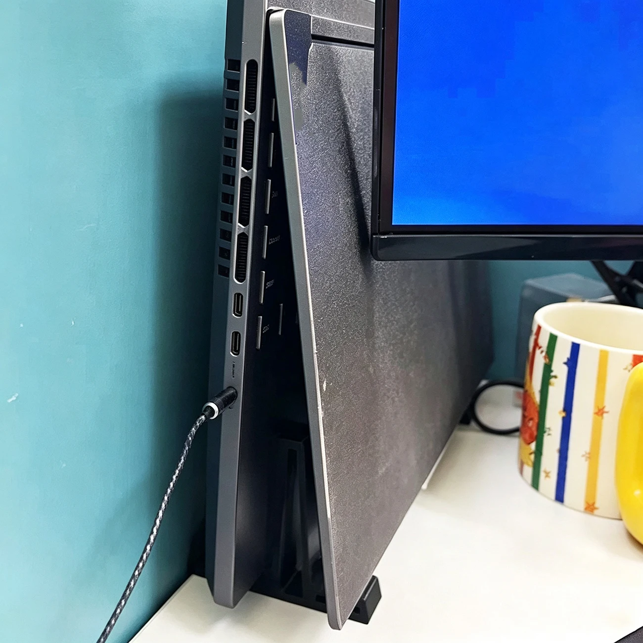Vertikaler Laptop-Ständer mit Anti-Rutsch-Streifen, aufrechter Desktop-Halter, platzsparender Kühl-Notebook-Aufbewahrungshalter für das Büro – Detail 3