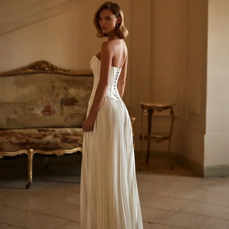 ZIBUYU Trägerloses, schlichtes, bodenlanges Brautkleid aus Satin mit hohem Schlitz, A-Linie, ärmellos, Korsettrücken, Hochzeitskleid, individuell gestaltet