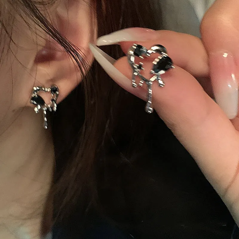 ヴィンテージゴスブラックラブハートスタッドピアス女性のための Egirl アイスアウト CZ ハートトレンディパーティーファッションジュエリーアクセサリーギフト用