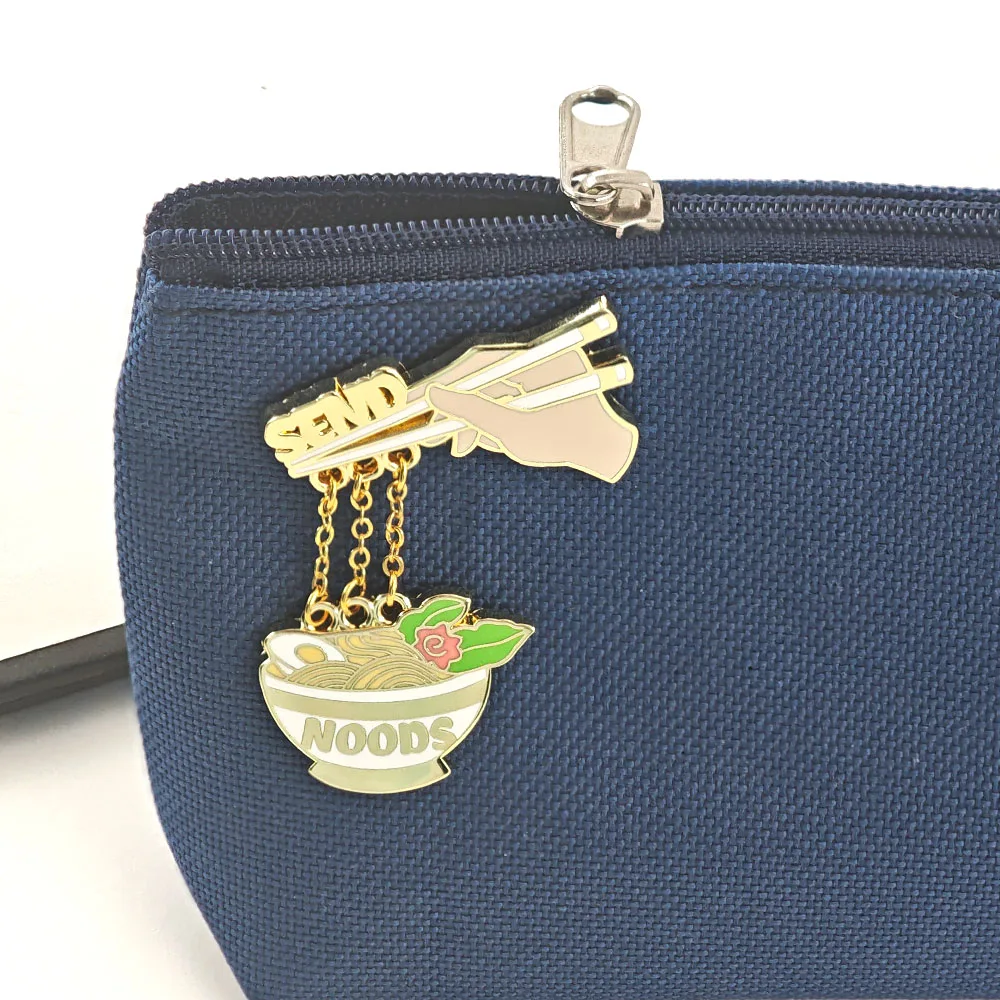 Lustige Emaille-Anstecknadel mit Nudelmotiv: Essens-Meme-Brosche, Stäbchen, Ramen-Nudeln, baumelnde Kette, Reversnadel, süßer Lebensmittel-Schmuck, Geschenk für Freunde – Detail 5
