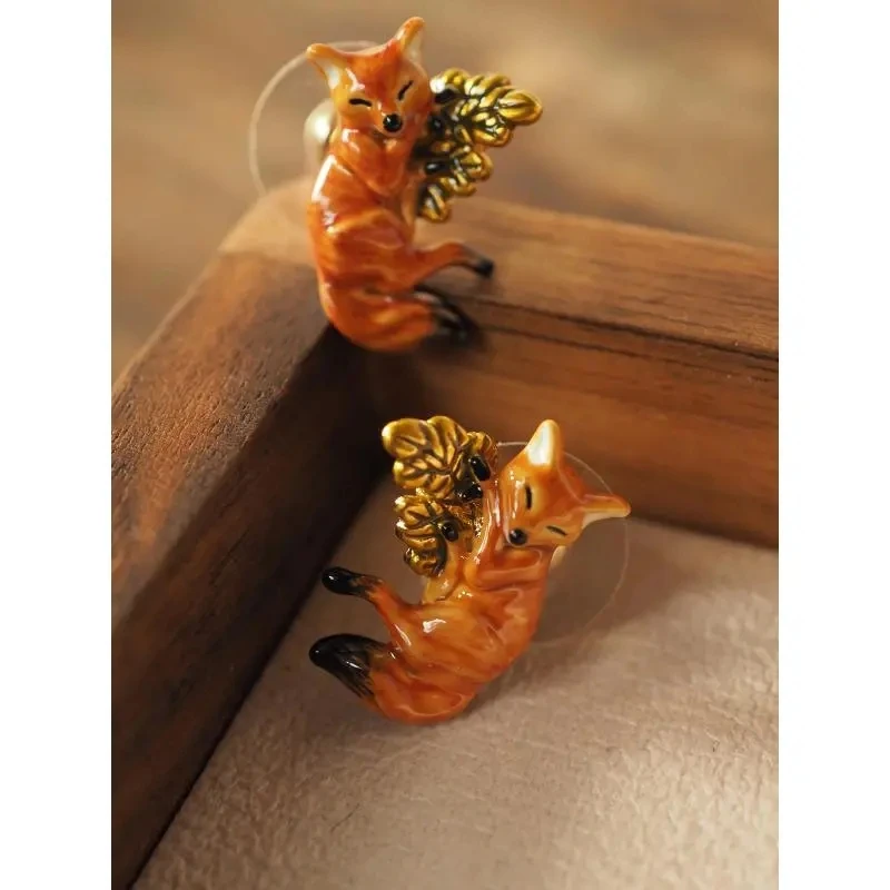 French Light Luxury Enamel Little Fox Earrings Sleeping Against Leaves The Most Eye-catching Jewelry for Afternoon Tea Gathering