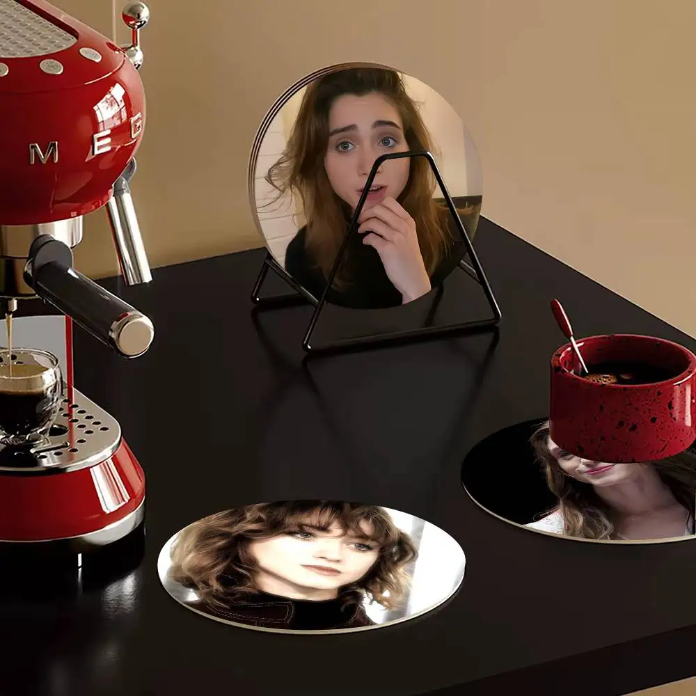 1pc N-Natalia D-Dyer Actor Figure Cute Wooden Coaster Colour Printing Cup Mat Home Desk Decoration Gifts