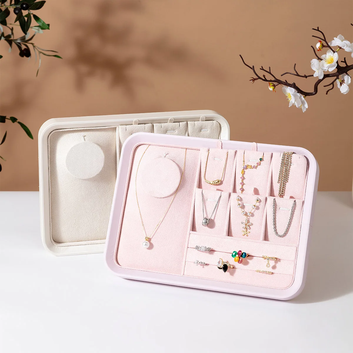 

Подставка-органайзер для женских украшений: подвесок, колье, колец, серег – реквизит для ювелирных магазинов