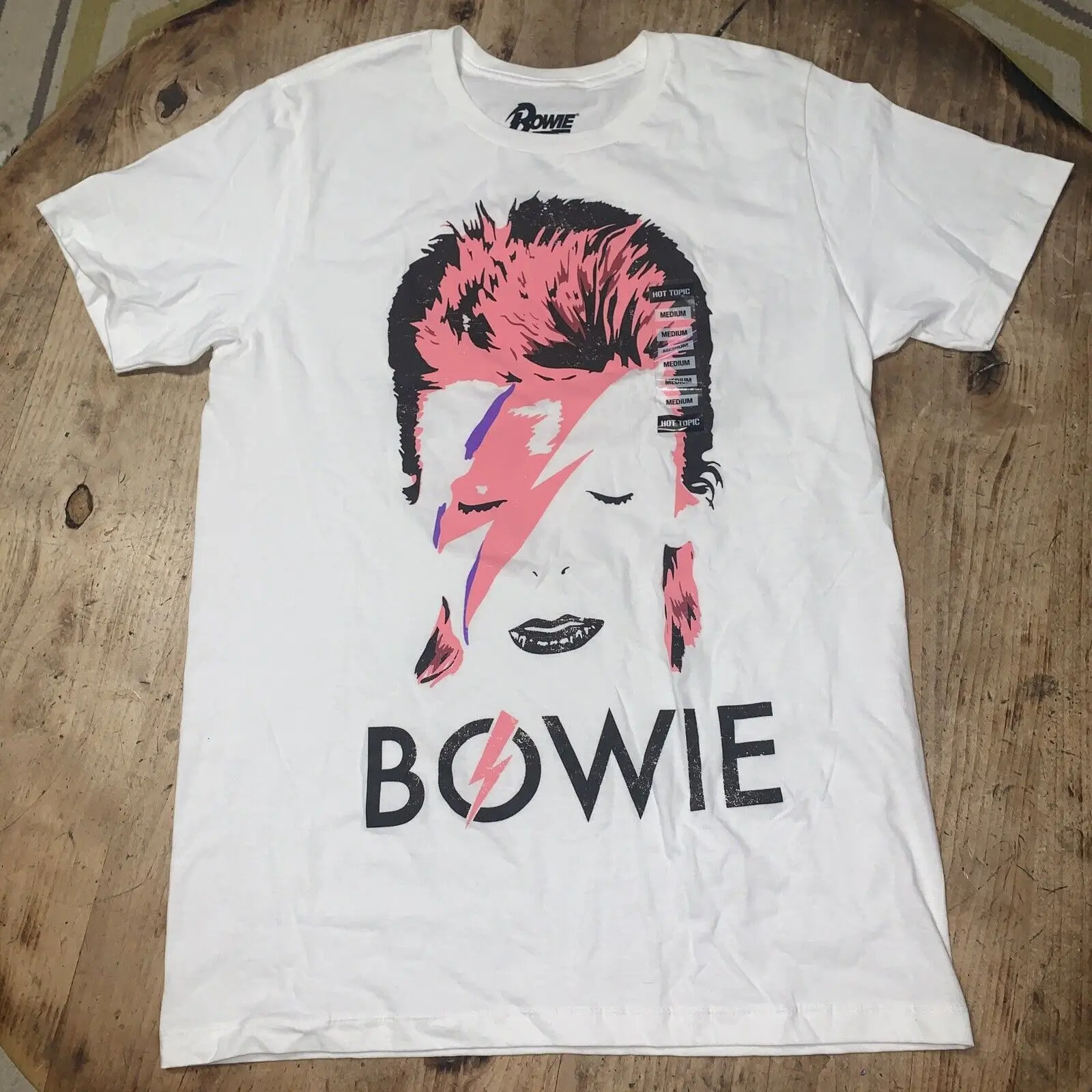 

NEW BOWIE Bowie Shirt T Size M Tee LIGHTING BOLT pink Punk White HOT TOPIC 2019