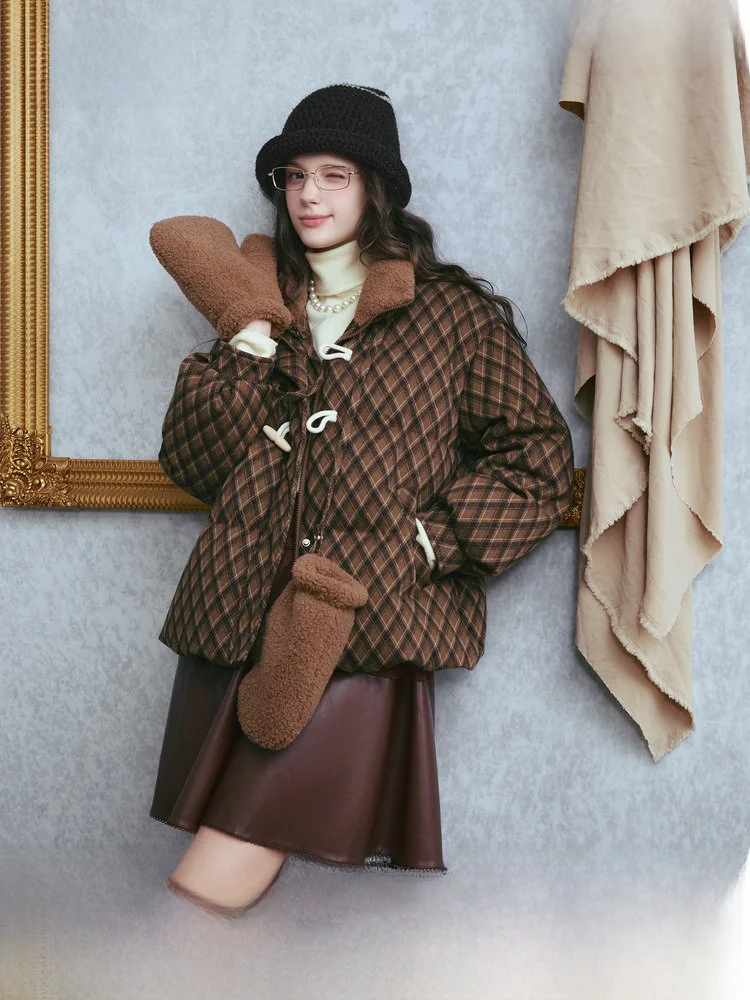 

Пуховик Two Tee Things Hazelnut Code Winter 2026 New Sle женский свободный с меховым воротником, ромбовидным узором и пуговицами