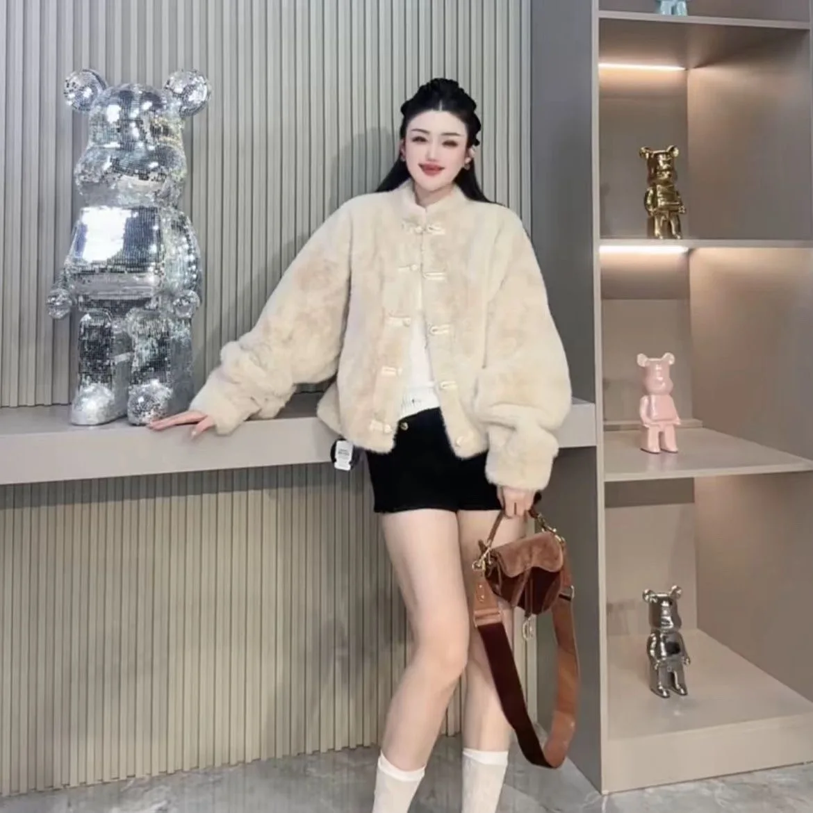 جديد النمط الصيني الوطني المنك زر معطف فرو قصير المرأة 2025 الشتاء فو الفراء سترة موضة كم طويل معاطف دافئة الإناث