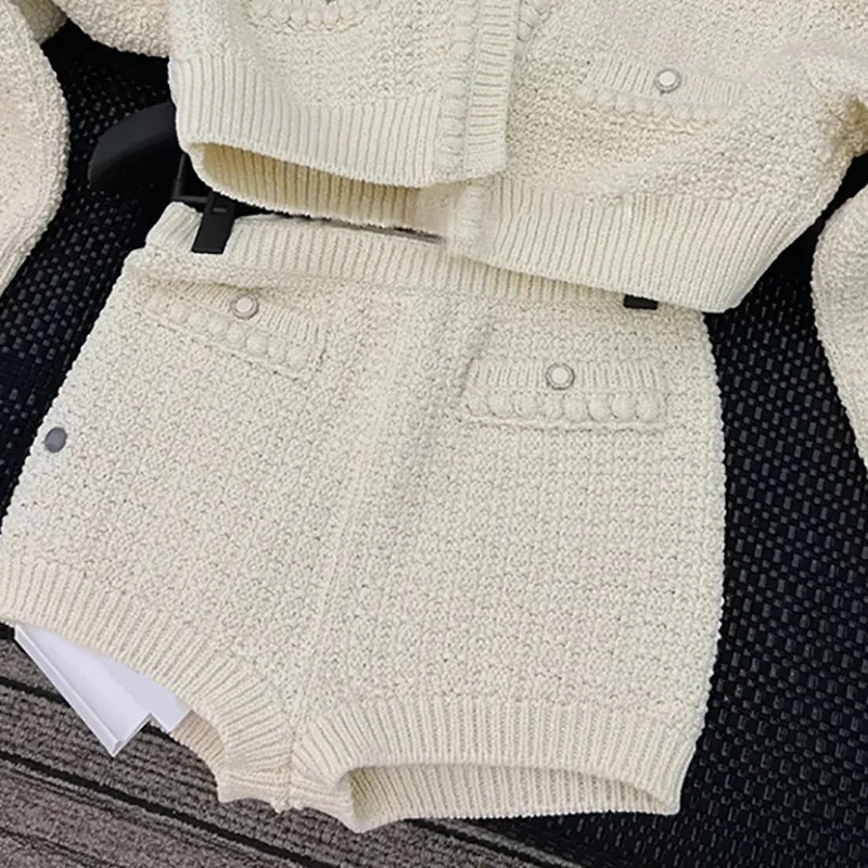 2022 Brief paragraph small sweet white knitting cardigan - neck sweater temperament shorts cotton suits