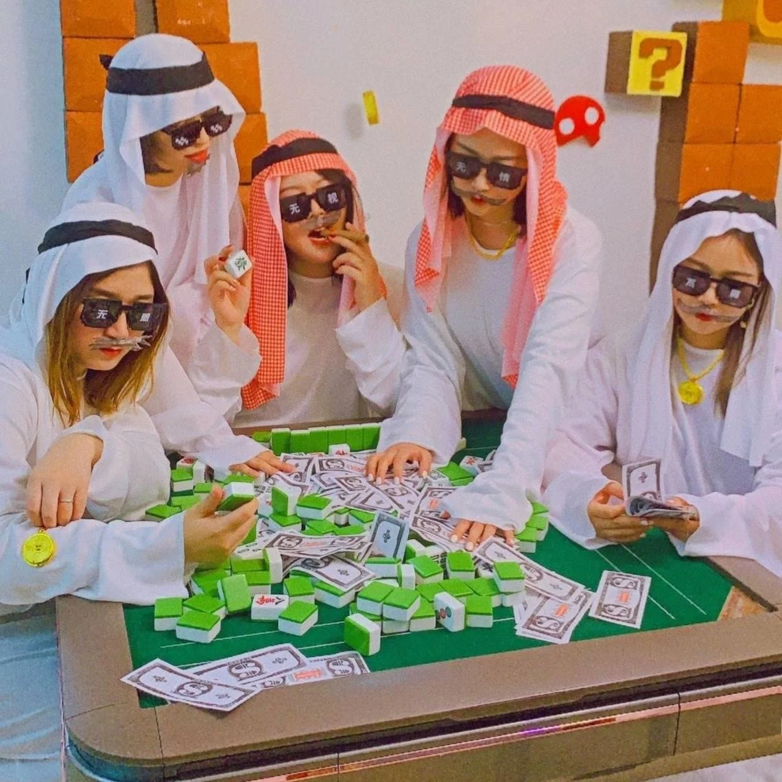 Costume da abito arabo loween Par Divertente abito da uomo ricco del Medio Oriente Puntelli per feste di compleanno Costume di scena etnico da donna