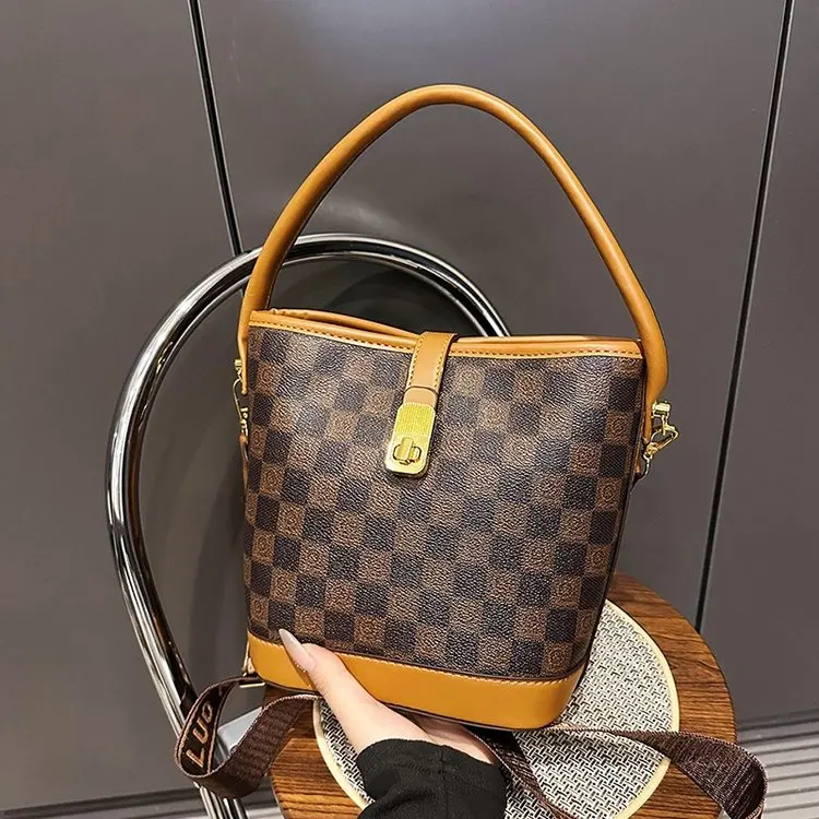 

2025 Summer 2290 New Bucket Bag Portable Soft Leather Fashion Zipper Average Size PU Sewing Line Shoulder Bag