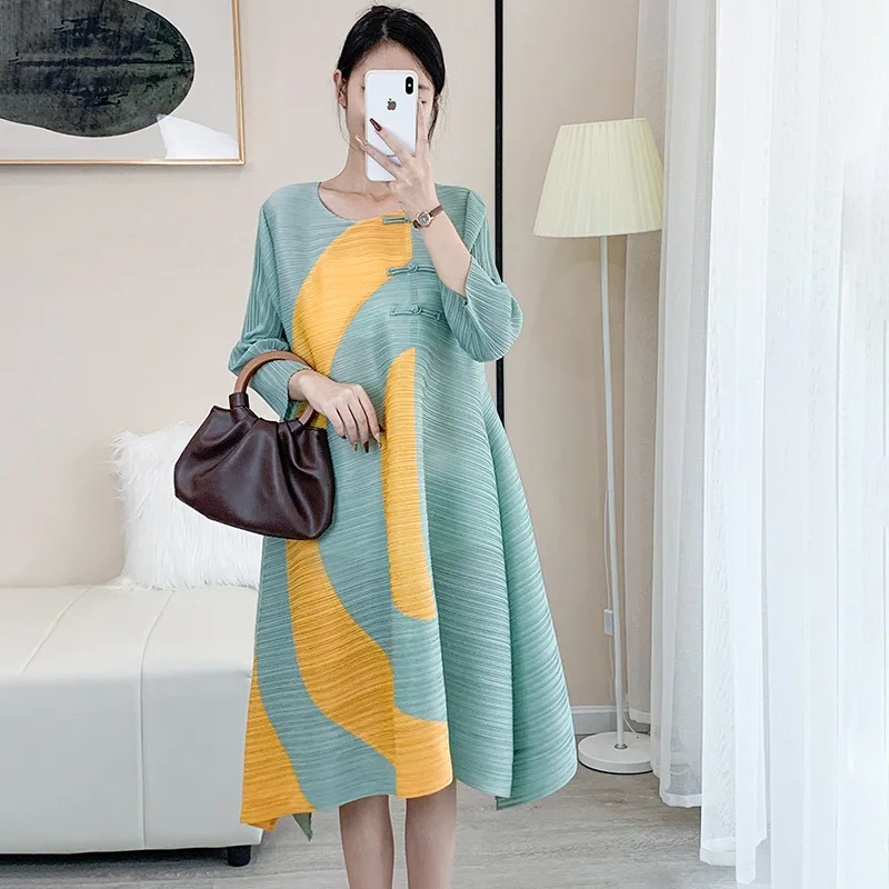 2024 New Spring Long Sleeved Dress High End High End Women's Three House Pleated Geometric Pattern Contrast Loose Skirt