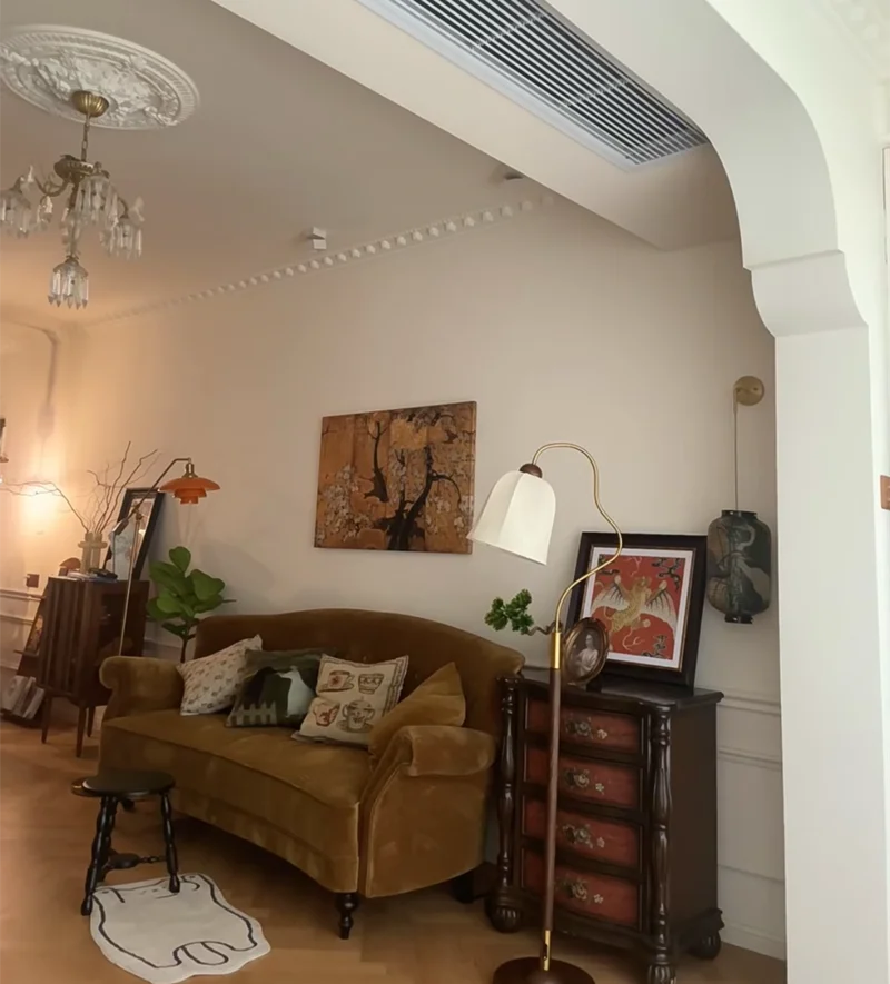 أريكة مخملية مصممة بمسند ظهر بني #5