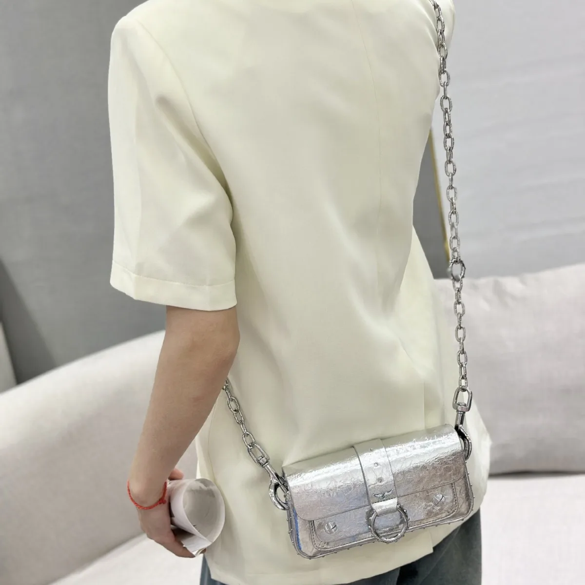 حقيبة كتف نسائية عصرية بسلسلة صغيرة من ZV بتصميم متقاطع من مادة البولي يوريثان بإبزيم مغناطيسي متوسط الصلابة ومطابقة يومية