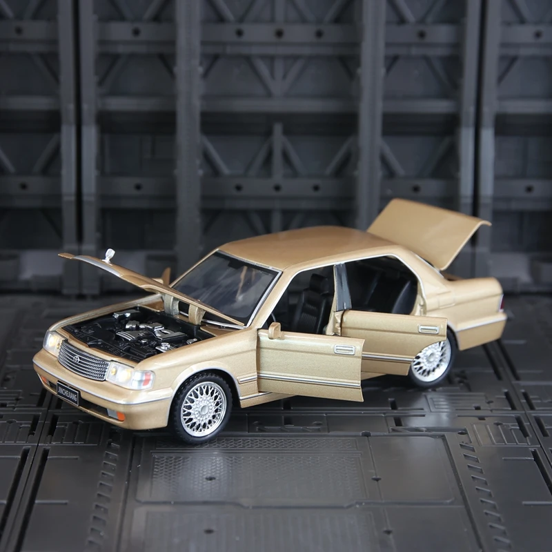 1: 32 simulación Toyota Crown coche en miniatura de aleación colección de adornos puertas de coche y tapa de motor maletero puede abrir regalo de coche