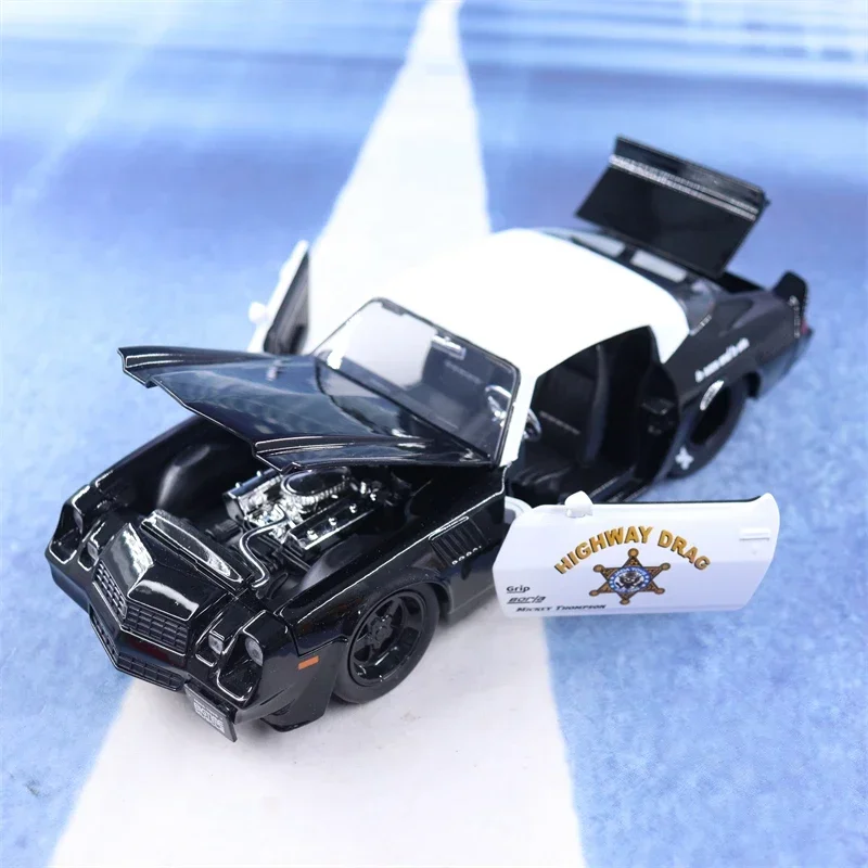 1:24 1979 Chevrolet Camaro Z28 police car High Simulation Diecast Car Metal Alloy Model Car Children\'s toys collection gift J237