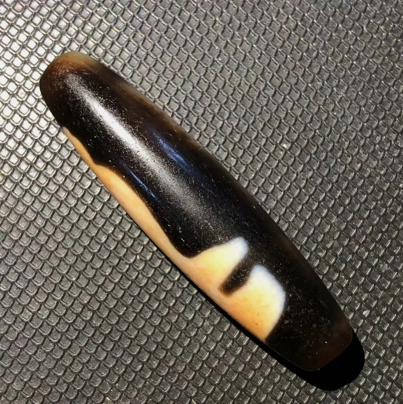 Magic Tibetan Old Agate Mercy Guanyin Cinnabar Totem dZi Bead 13*48mm C2050