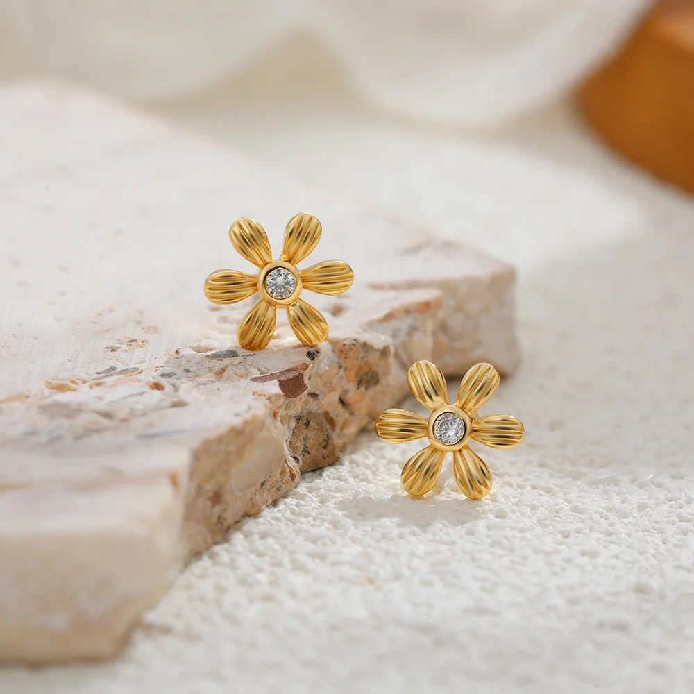 18K Gold Plated Alloy Round Flower Zircon Stud Earrings for Women Sunflower Daisy Design Simple Versatile  Jewelry Gift