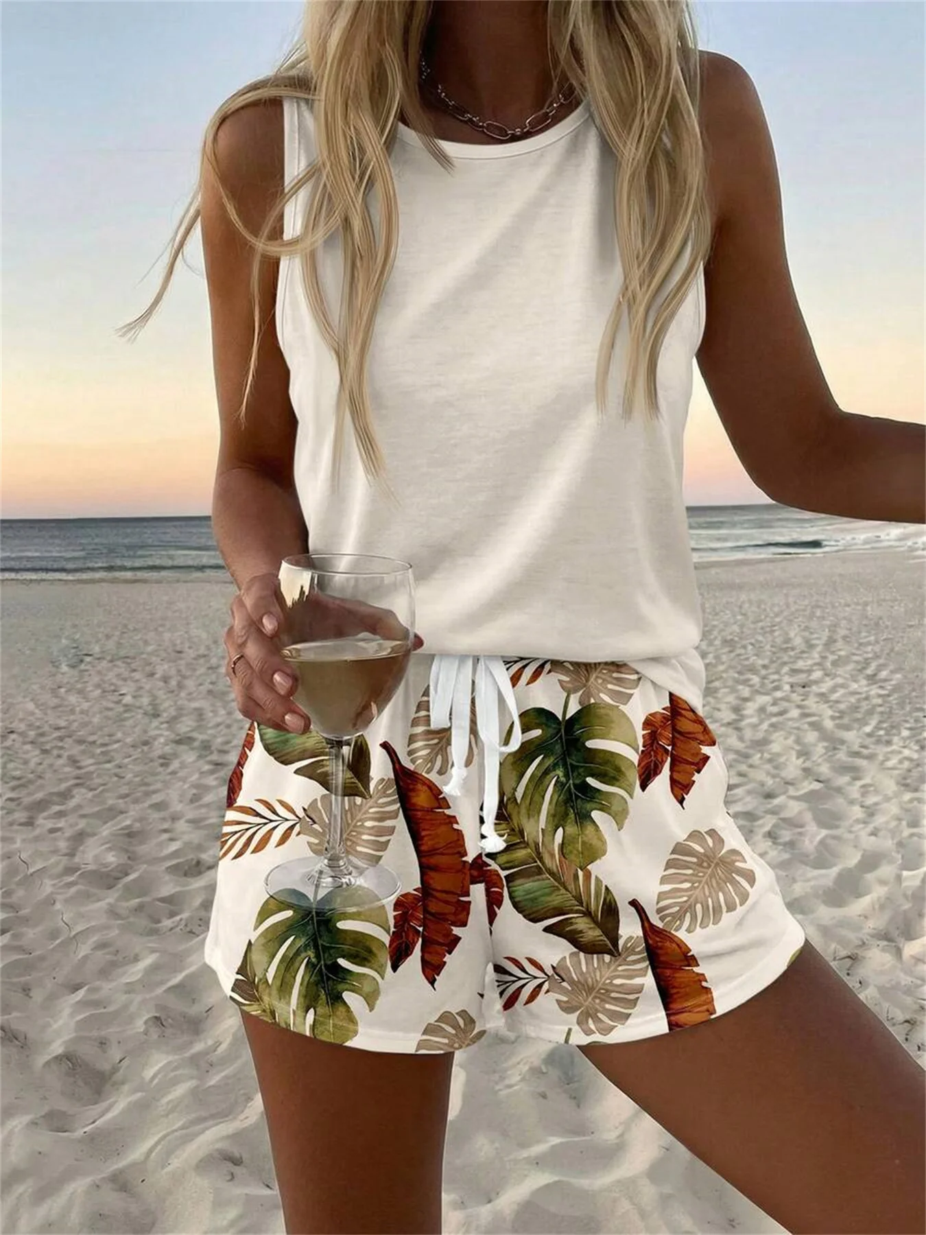 

Women's Spring/Summer Fashion Two-Piece Set - Solid Color Sleeveless Vest + Leaf Print Shorts Two-Piece Set
