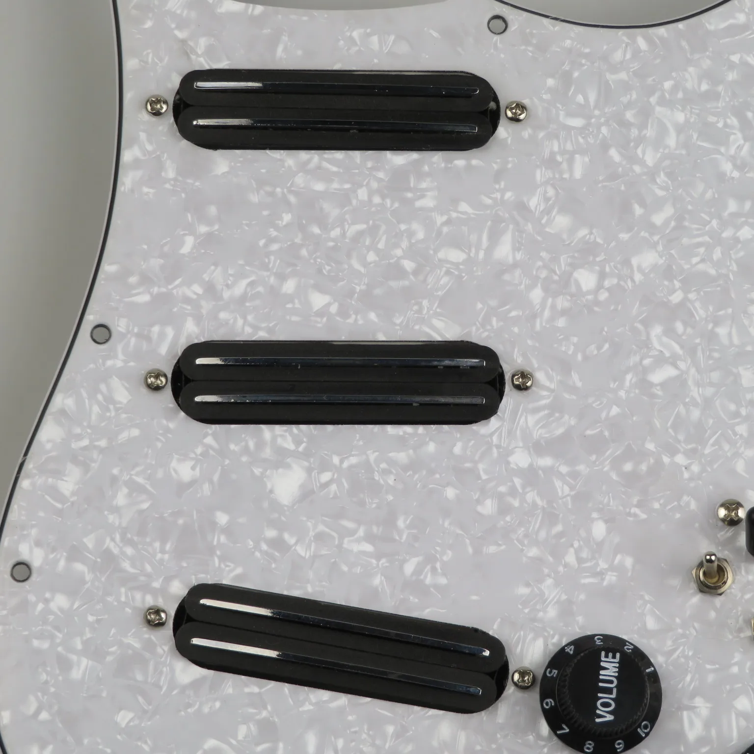 Loaded Rail Pickguard SSH Preassembled Rail Pickups White Pearl Scratch Plate Fit Str/at ST Guitar Full Pre-Wired Circuit