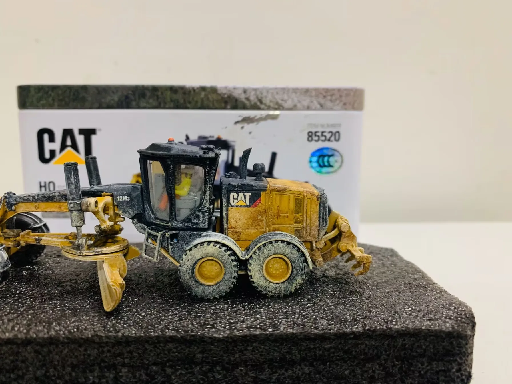 DM 12M3 Motor Grader Muddy Edition 1:87 Ho Scale Metal van DieCast Masters 85520 Collectible Model Nieuw in doos