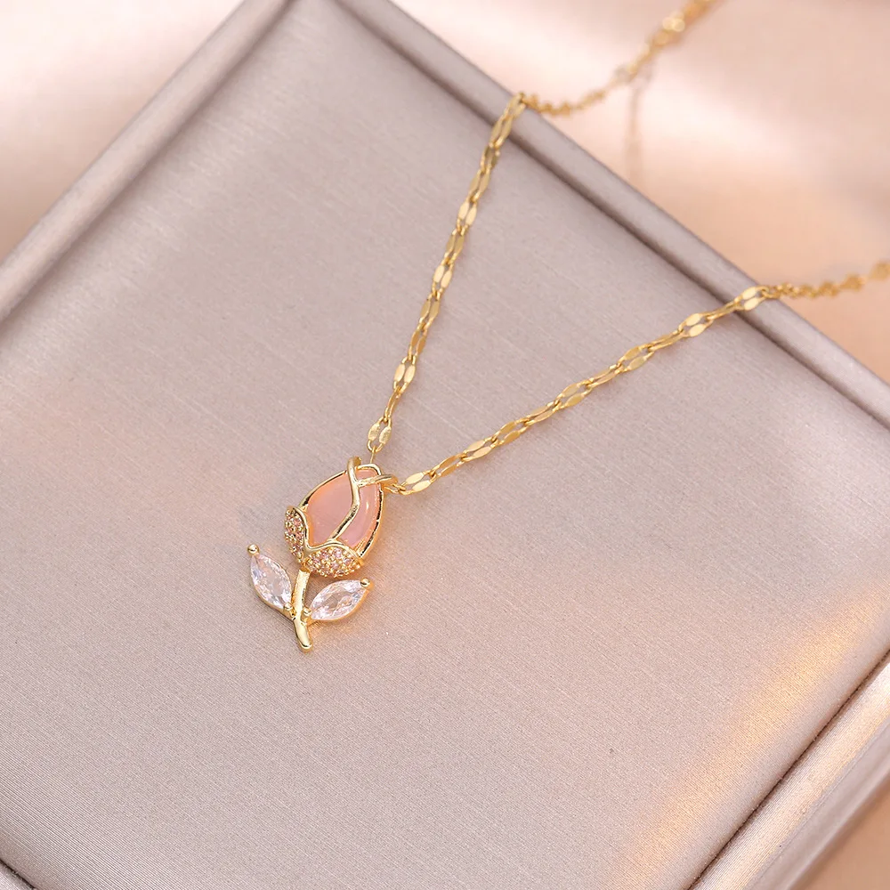 Roulage en tulipe Pourquoi ce pendentif rose est devenu mon accessoire incontournable