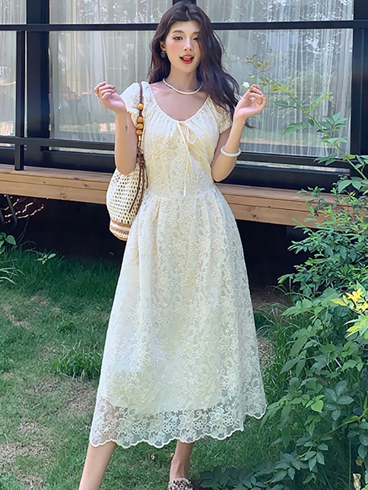 Sommerliches weißes Spitzen-Jacquard-Kleid mit Puffärmeln, Schleife und V-Ausschnitt, Midi-Länge, elegantes Freizeit- und Urlaubskleid für Damen, 2026 Koreanisches Vintage-Partykleid