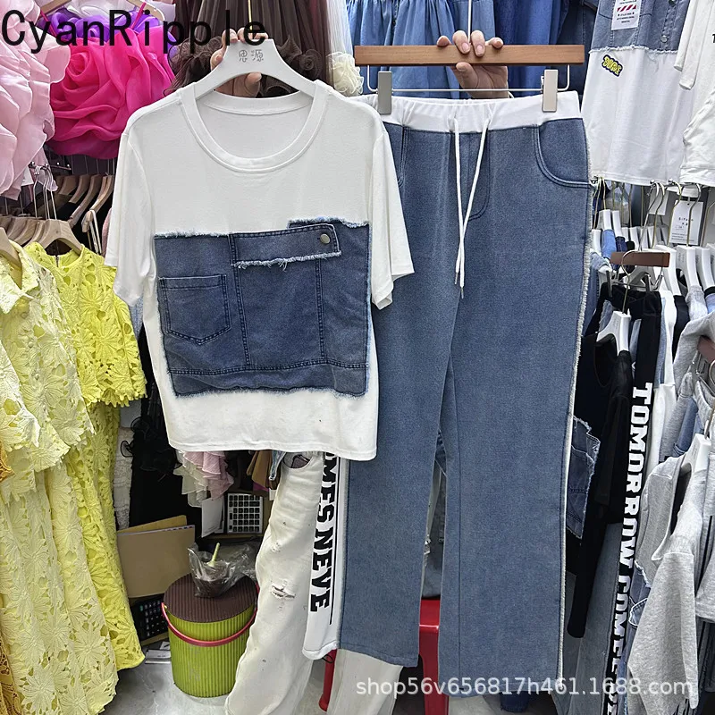 

Модный джинсовый комплект-двойка для женщин: свободная футболка с круглым вырезом и коротким рукавом + повседневные прямые брюки с цветными вставками и надписями