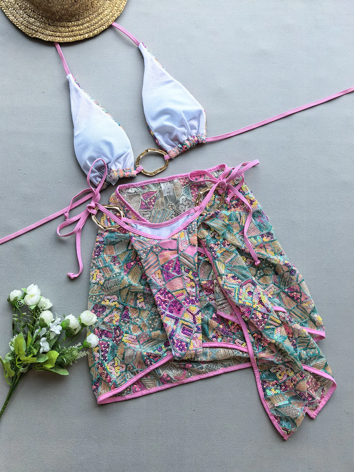 セクシーなピンクの花柄ビキニセット 2025 レディース スパンコールメタルリング連結プッシュアップスカート 3ピース水着 ビーチ水着