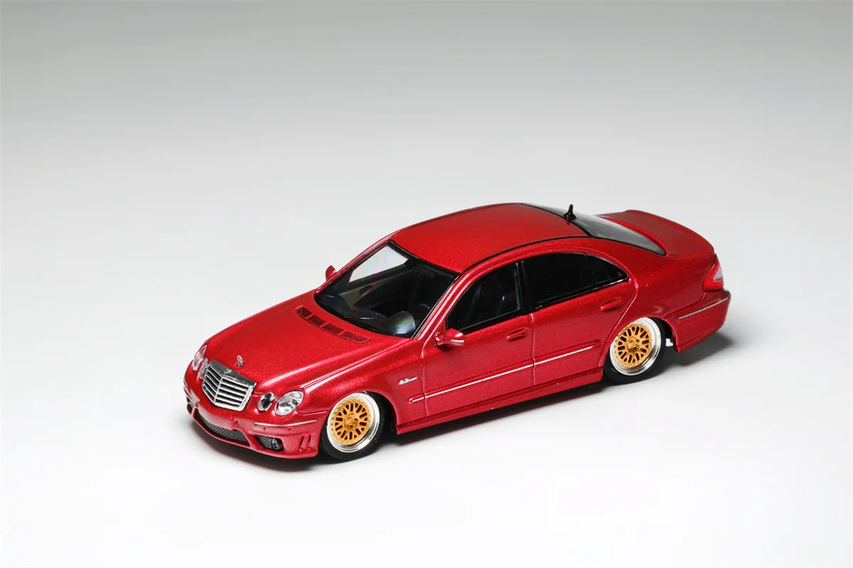 1:64 Mercedes-Benz E63 W211 Classic Four-eye Limited alloy simulation static car model car, adult collection, children's toy.