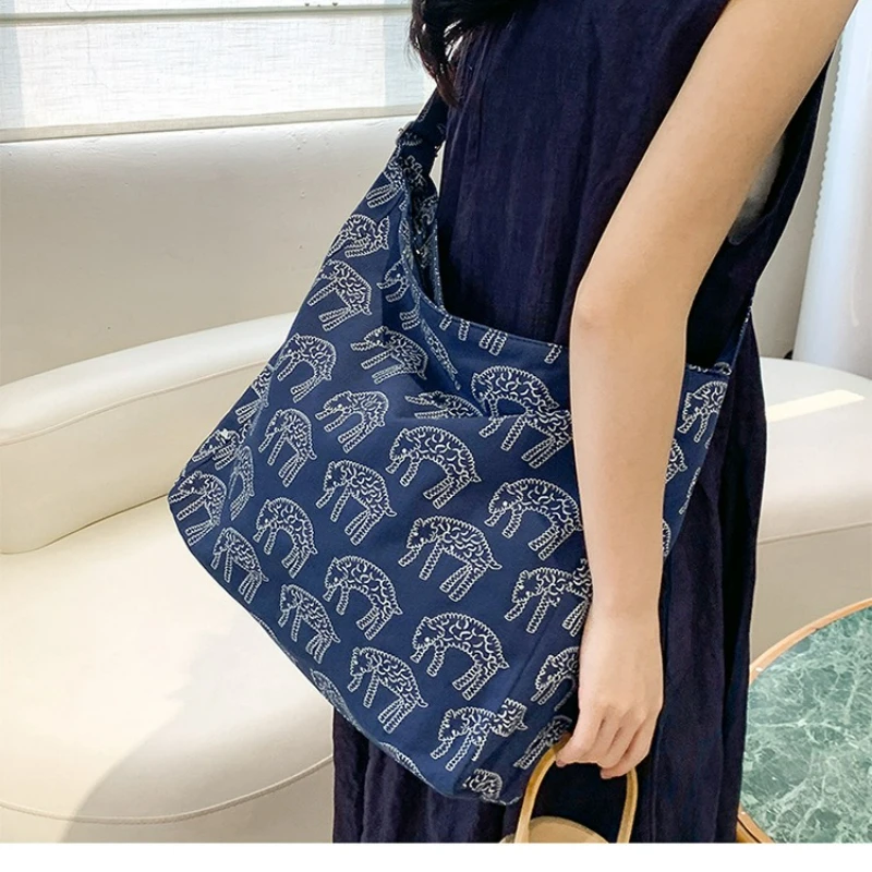

Artistic and Leisure Single Shoulder Bag Printed and Cute Canvas Bag Fashionable and Versatile Crossbody Bag for College Student